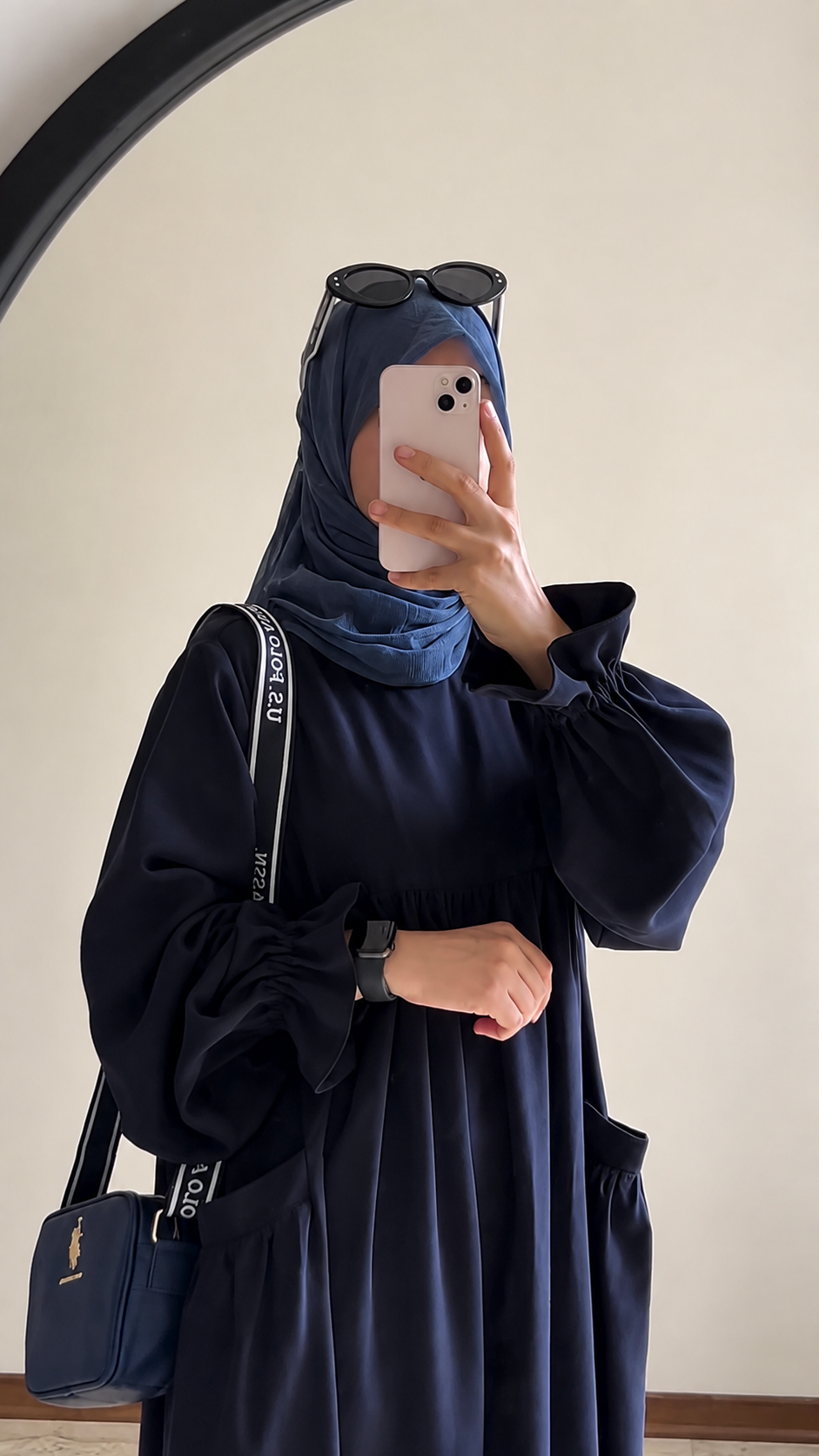 تفاصيل الأكمام والقصة لفستان لونا