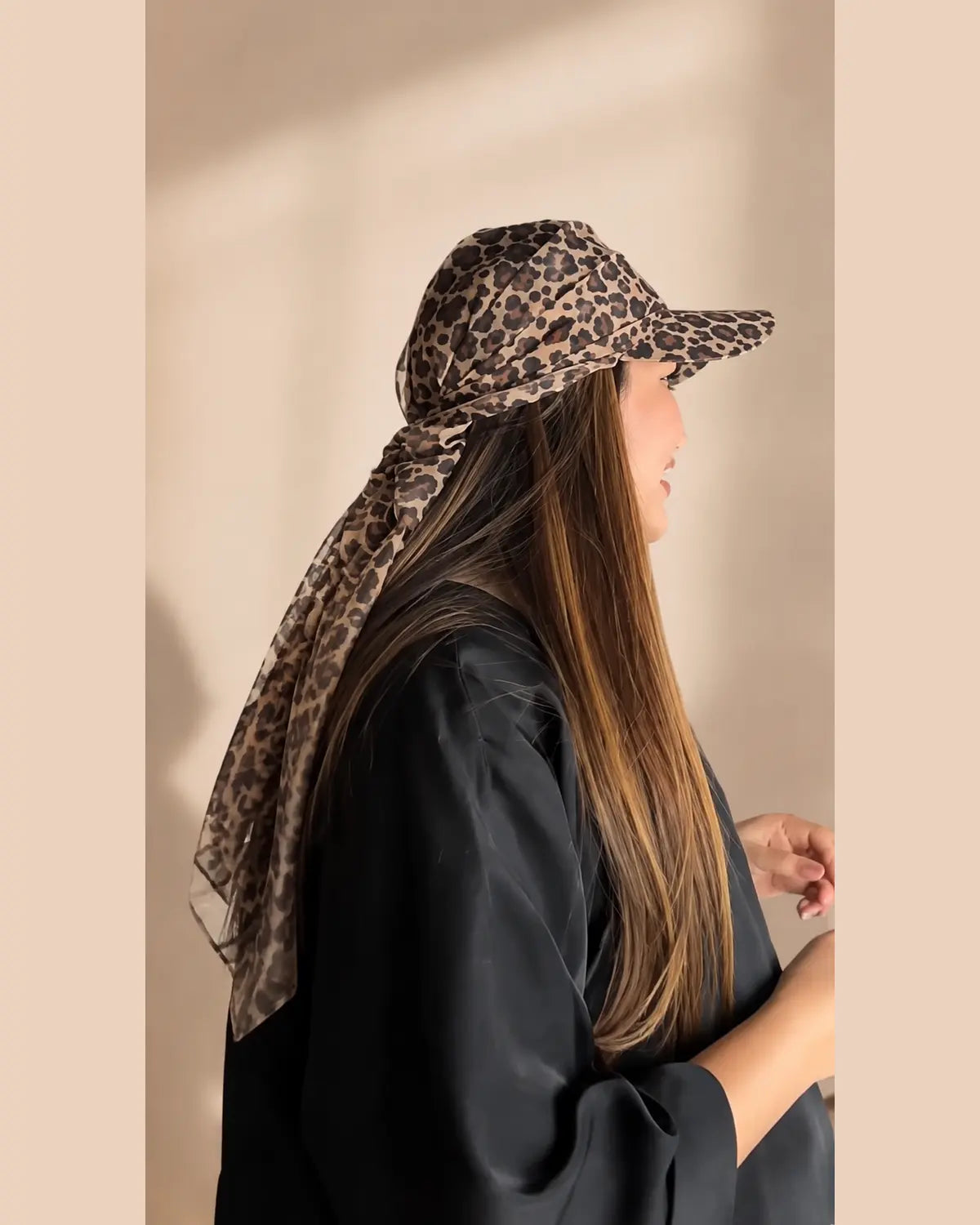 كاسكيطة ليوبارد مع سكارف طويل - منظر جانبي