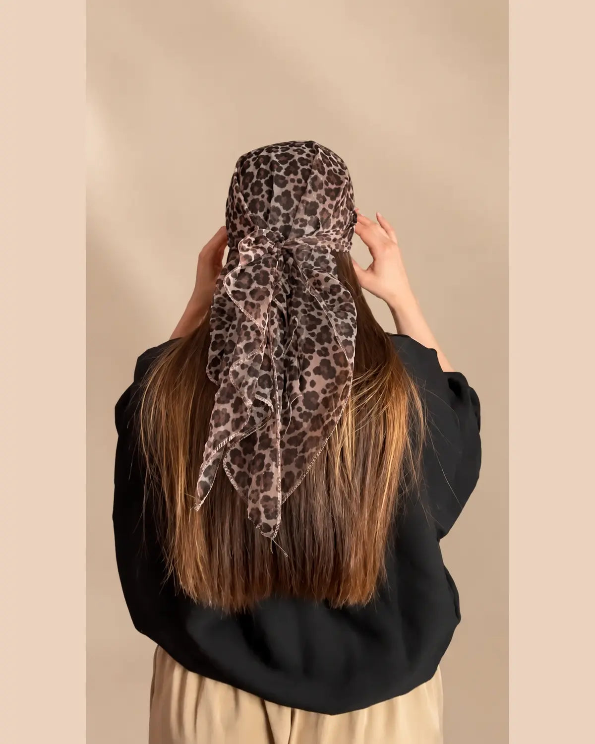 كاسكيطة ليوبارد مع سكارف طويل - منظر خلفي