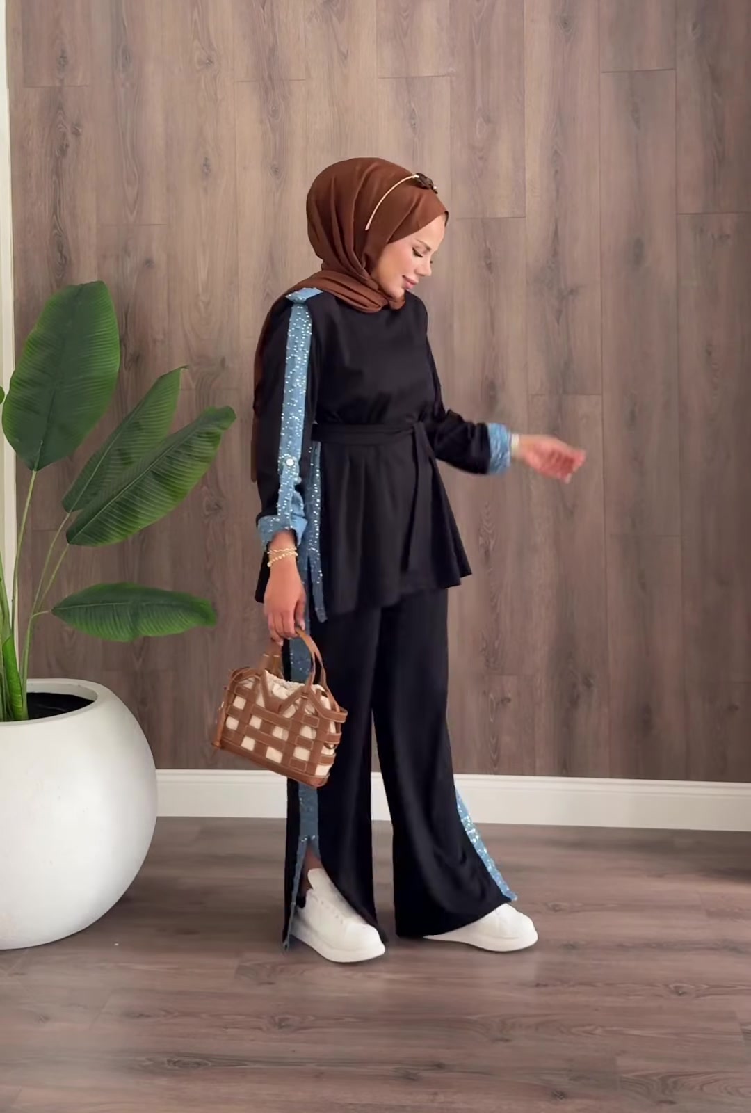 طقم أيلين الأسود – تفاصيل الجنب