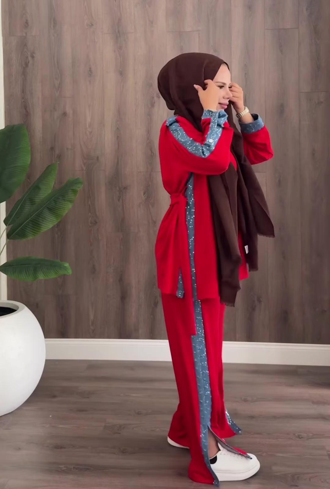 طقم أيلين الأحمر – الإطلالة الجانبية