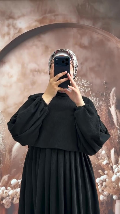 تفاصيل فستان ميرال بليسيه الأسود